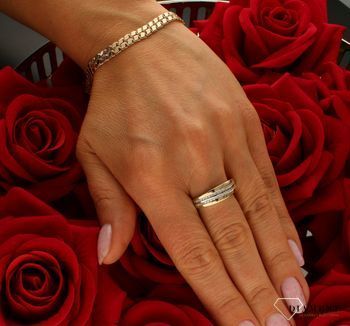Złoty pierścionek damski szeroki ozdobiony rzędami cyrkonii 375 rozmiar 23 PI 1035 375. Złota biżuteria na prezent. Pierścionki (4).jpg